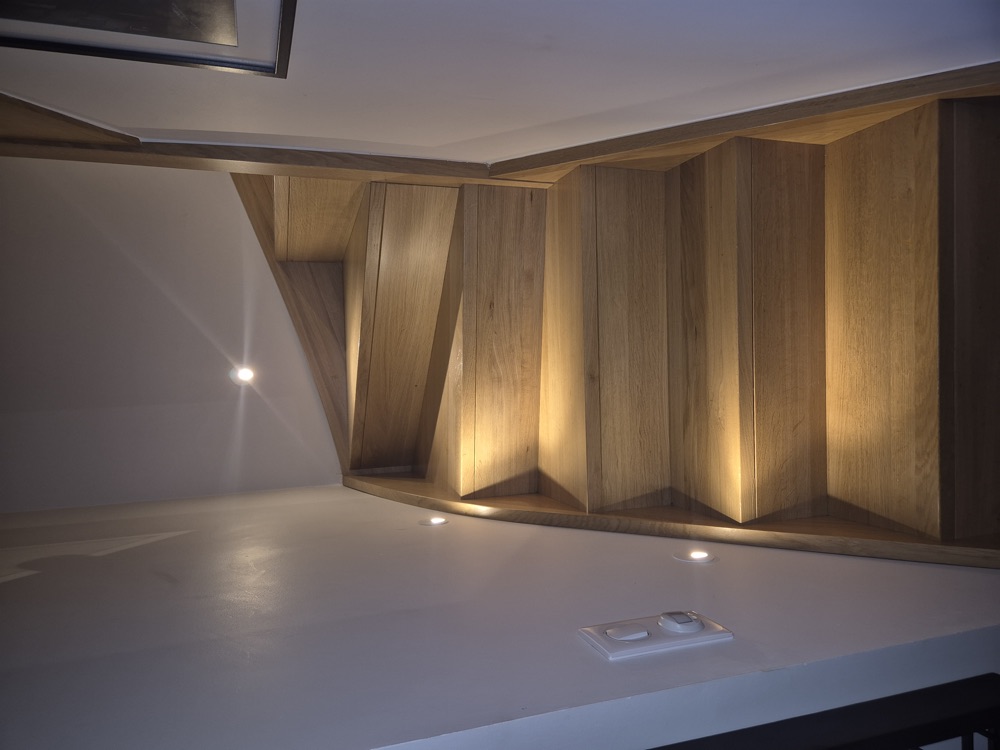 Éclairage LED intégré dans un escalier à Besançon par Vilas Elec