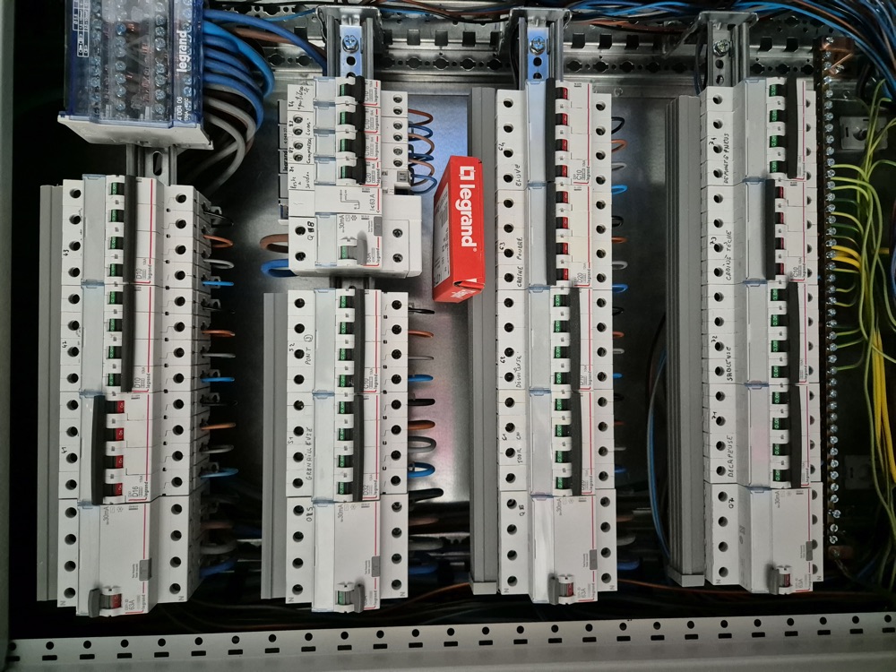 Tableau électrique Legrand aux normes NF C 15-100 à Besançon par Vilas Elec